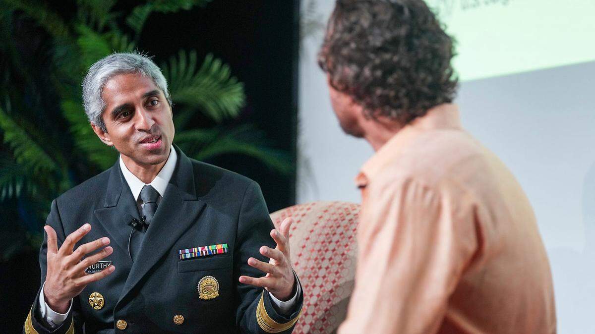El Dr. Vivek Murthy, cirujano general de Estados Unidos (izq.), habla con el actor Matthew McConaughey en un debate en la Universidad de Texas, el 8 de noviembre de 2023.