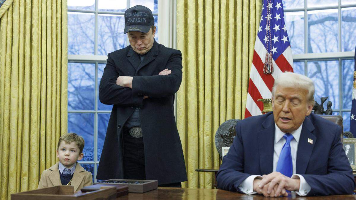 Fotografía de archivo del 11 de febrero de 2025 donde aparece el magnate Elon Musk junto al presidente de Estados Unidos, Donald Trump, durante un encuentro con medios de comunicación en la Oficina Oval de la Casa Blanca en Washington, DC.