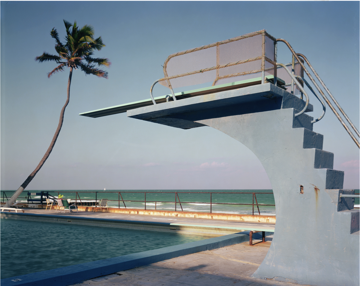 La imagen de la piscina de Joel Meyerowitz tomada en Florida en 1978 es parte de la muestra, “Joel Meyerowitz: Temporal Aspect”, en el NSU Museum of Art Fort Lauderdale en el otoño de 2024.
