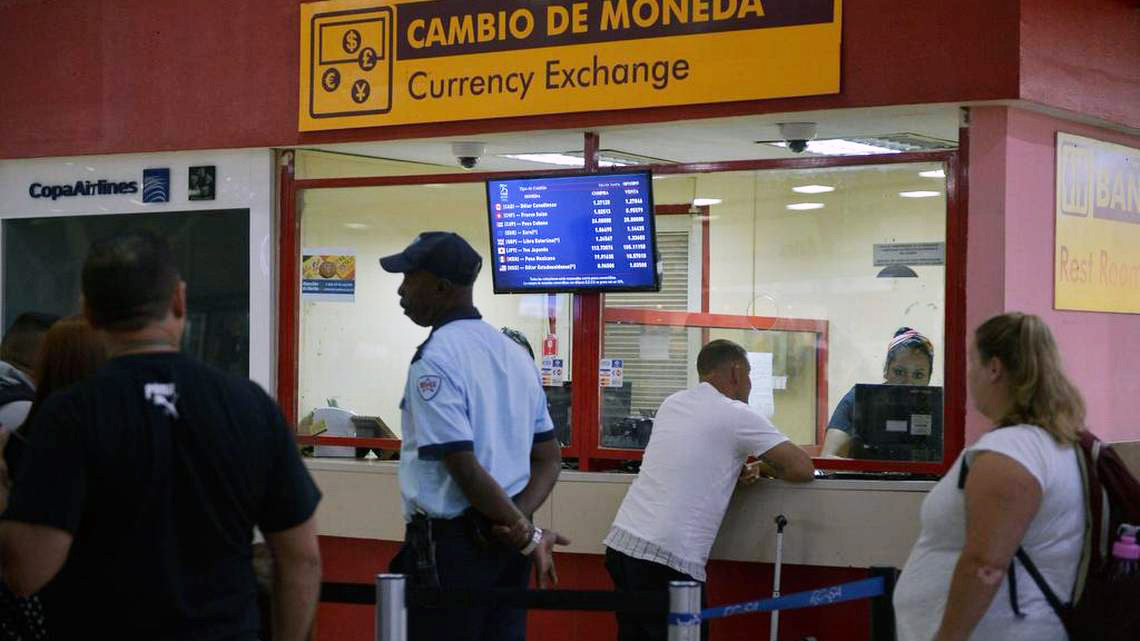 Cuba anuncia que no tiene dólares ni para el cambio en los aeropuertos