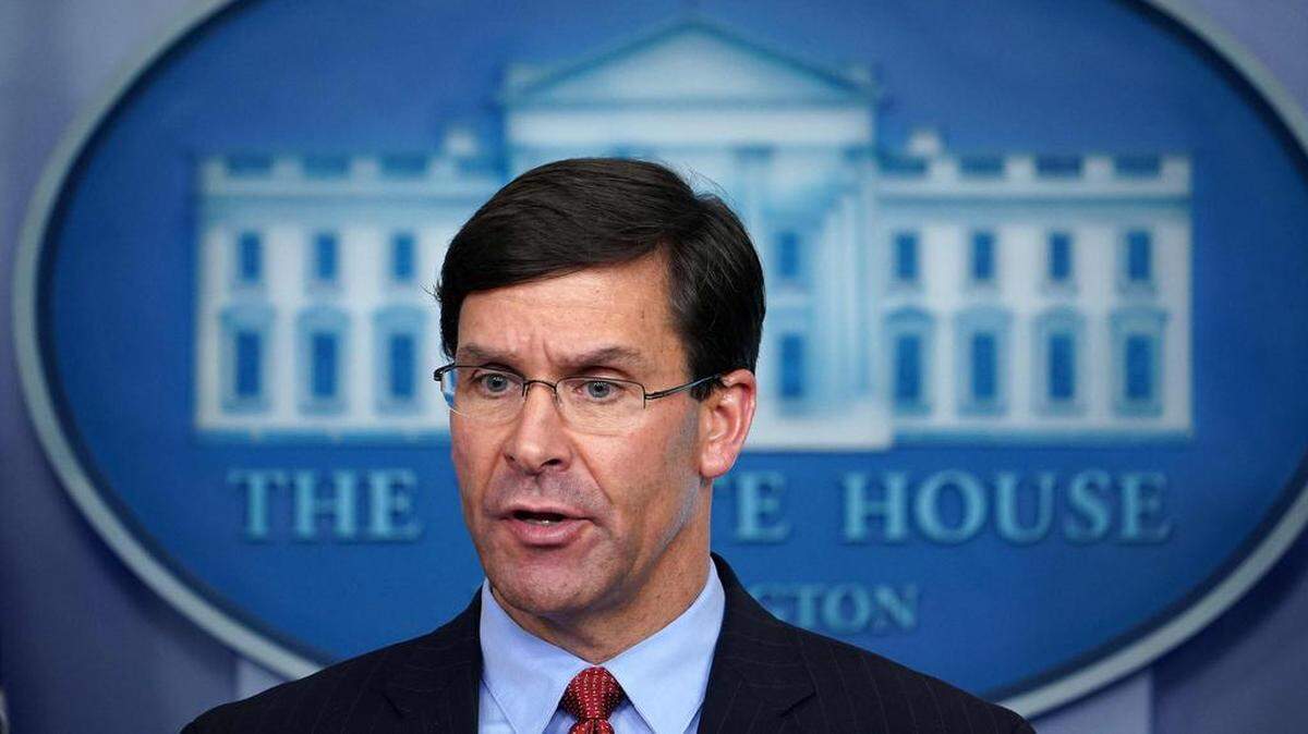 En esta foto de archivo, el secretario de Defensa Mark Esper habla durante la sesión informativa diaria sobre el nuevo coronavirus, COVID-19, en la Sala de Información Brady de la Casa Blanca el 1 de abril de 2020, en Washington, DC.