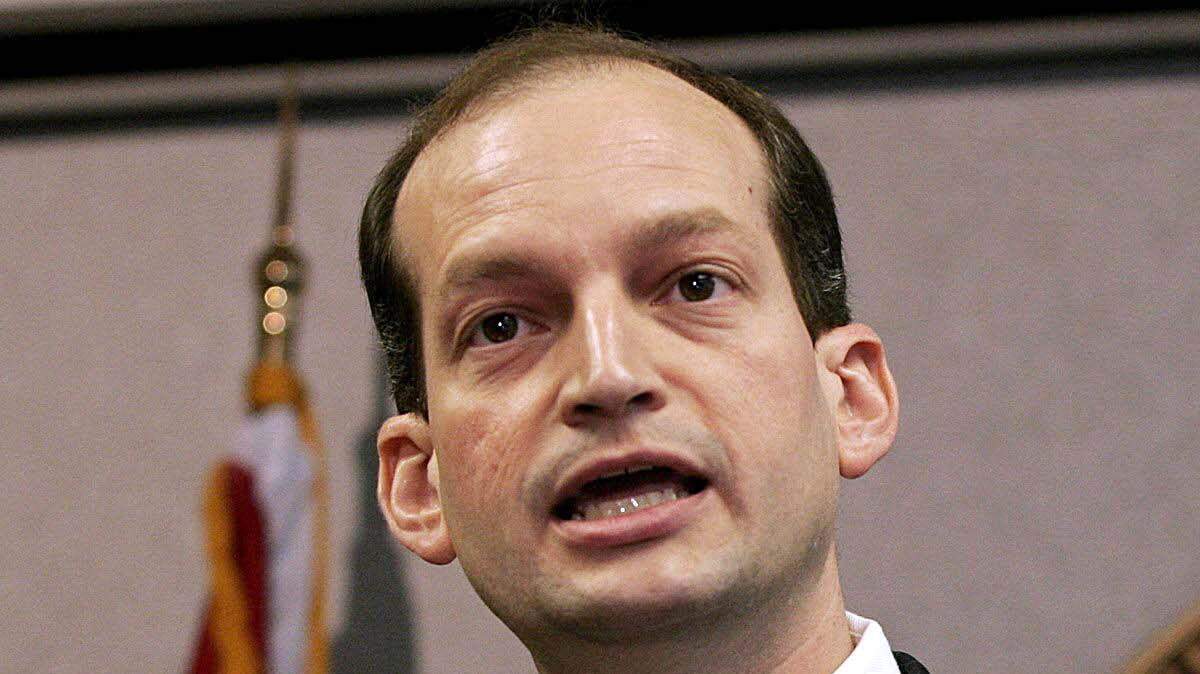 Fotografía de archivo del 23 de junio de 2006 del abogado hispano y ex fiscal general de Miami, Alexander Acosta, quien según medios de prensa será nominado por el presidente estadounidense, Donald Trump, para encabezar el Departamento de Trabajo tras la renuncia de Andrew Puzder a optar a ese cargo. 
