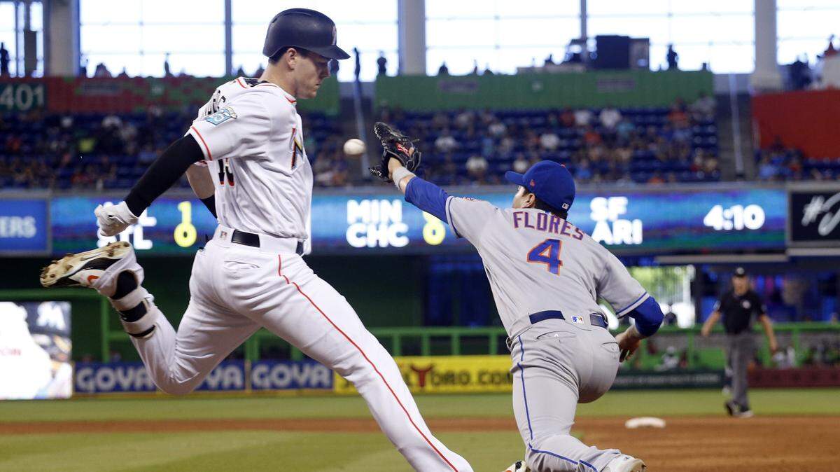 El  jardinero de los Marlins Brian Anderson corre a primera base en una jugada en el sexto inning ante los Mets, en partido celebrado el 1ro de julio de 2018 en Miami.