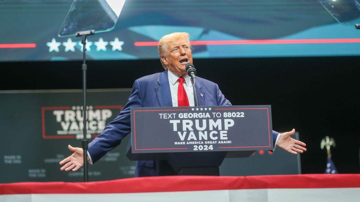 El expresidente Donald Trump pronuncia un discurso en el Teatro Johnny Mercer en un evento de campaña en Savannah, Georgia, el martes 24 de septiembre de 2024.
