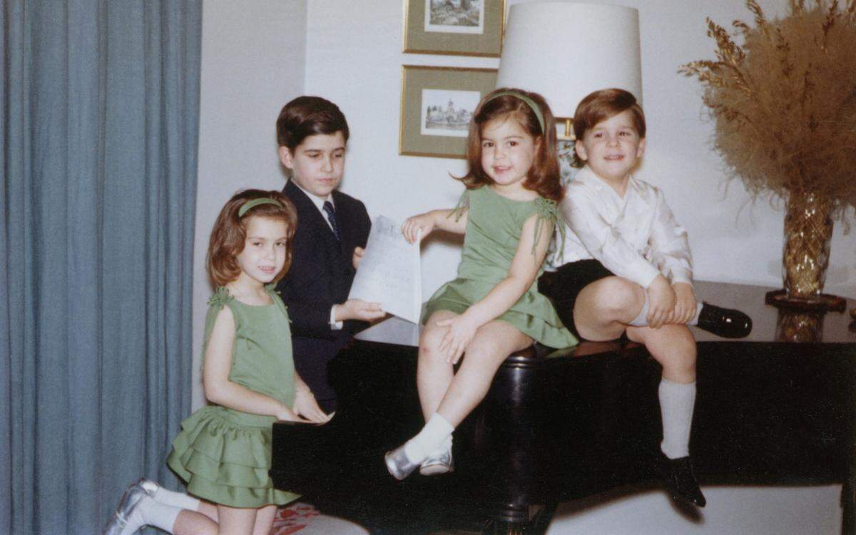 Los cuatro hermanos María Teresa, Antonio, Catalina y Luis Laureano Mestre Batista.