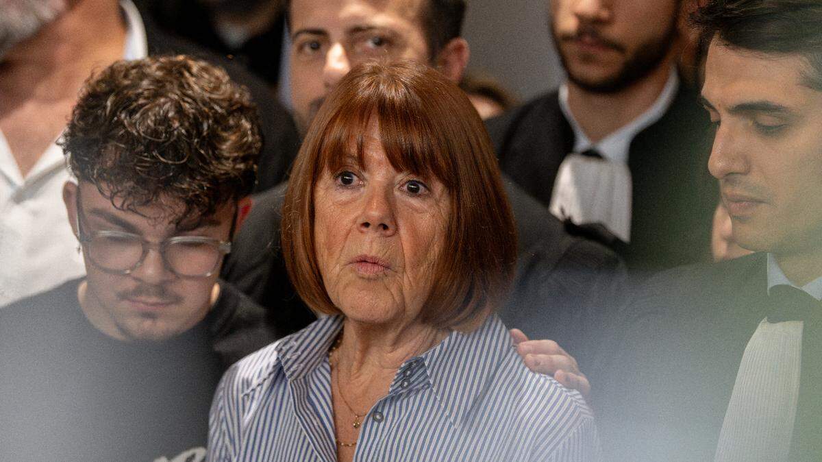 Gisele Pelicot se dirige a la prensa a la salida del juzgado tras escuchar el veredicto del tribunal que condenó a su exmarido a la pena máxima de 20 años de cárcel por cometer y orquestar sus violaciones masivas con decenas de desconocidos que reclutó en línea, en Aviñón, Francia, el jueves 19 de diciembre de 2024.