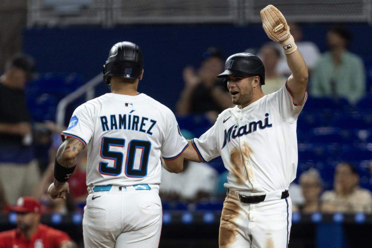 El jardinero de los Marlins Jakob Marsee (der.) y el receptor Agustín Ramírez anotaron tras un hit remolcador del bateador designado Heriberto Hernández en el tercer inning del partido ante los Cardenales de San Luis, celebrado el 20 de agosto de 2025 en Miami.