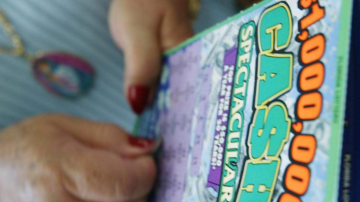 Una persona raspa un boleto de lotería en Kohls Food Market, en North Bay Village, Florida, el  9 de septiembre de 2003.