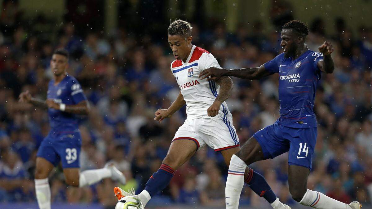 Mariano Diaz (izq.) trata de controlar la bola ante la marca de Tiemoue Bakayoko, en un partido entre Lyon y Chelsea en la International Champions Cup, el 7 de agosto de 2018 en Londres.