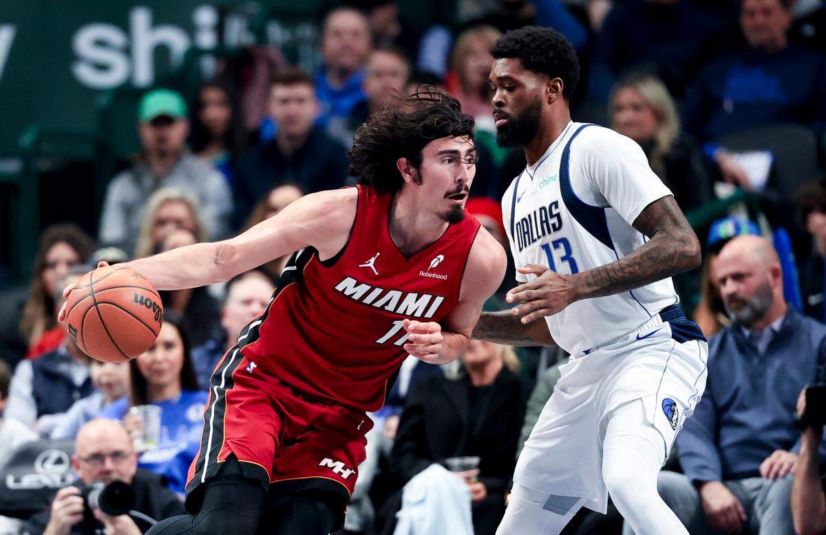 El jugador del Heat de Miami Jaime Jáquez Jr. conduce la pelota ante la marca de Naji Marshall, de los Mavericks, en el partido celebrado el 13 de febrero de 2025 en Dallas.