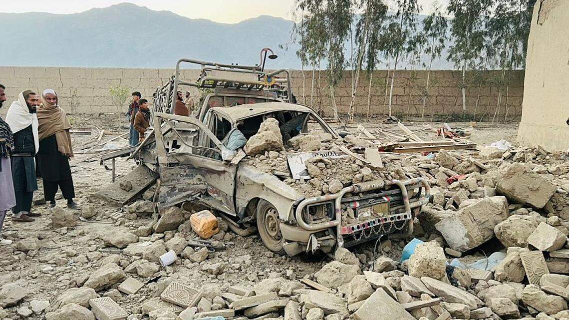 Vista de la destrucción causada por los ataques aéreos de aviones pakistaníes en Nangarhar, Afganistán, el 22 de febrero de 2026. 