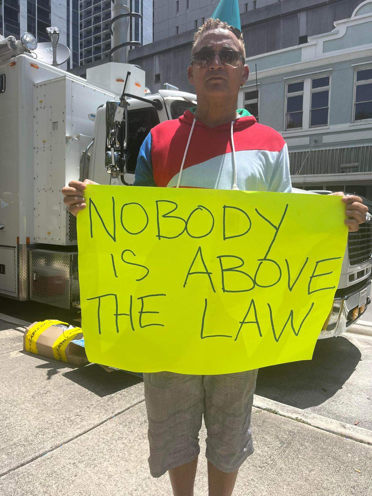 Luis Soto, de 56 años, de República Dominicana, acudió a la corte con un cartel con el lema “Nadie está por encima de la ley”.&nbsp;