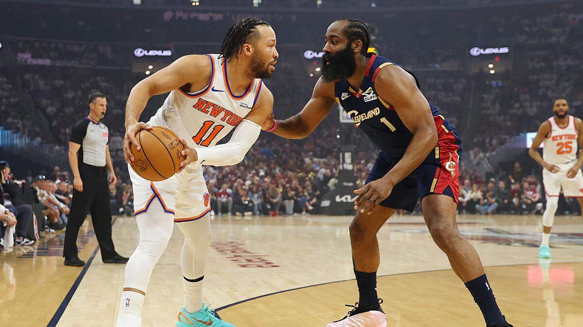 El astro de los Knicks de Nueva York Jalen Brunson (izq.) trata de pasar la marca de James Harden, de los Cavaliers, en el partido celebrado el 25 de mayo de 2026 en Cleveland. 