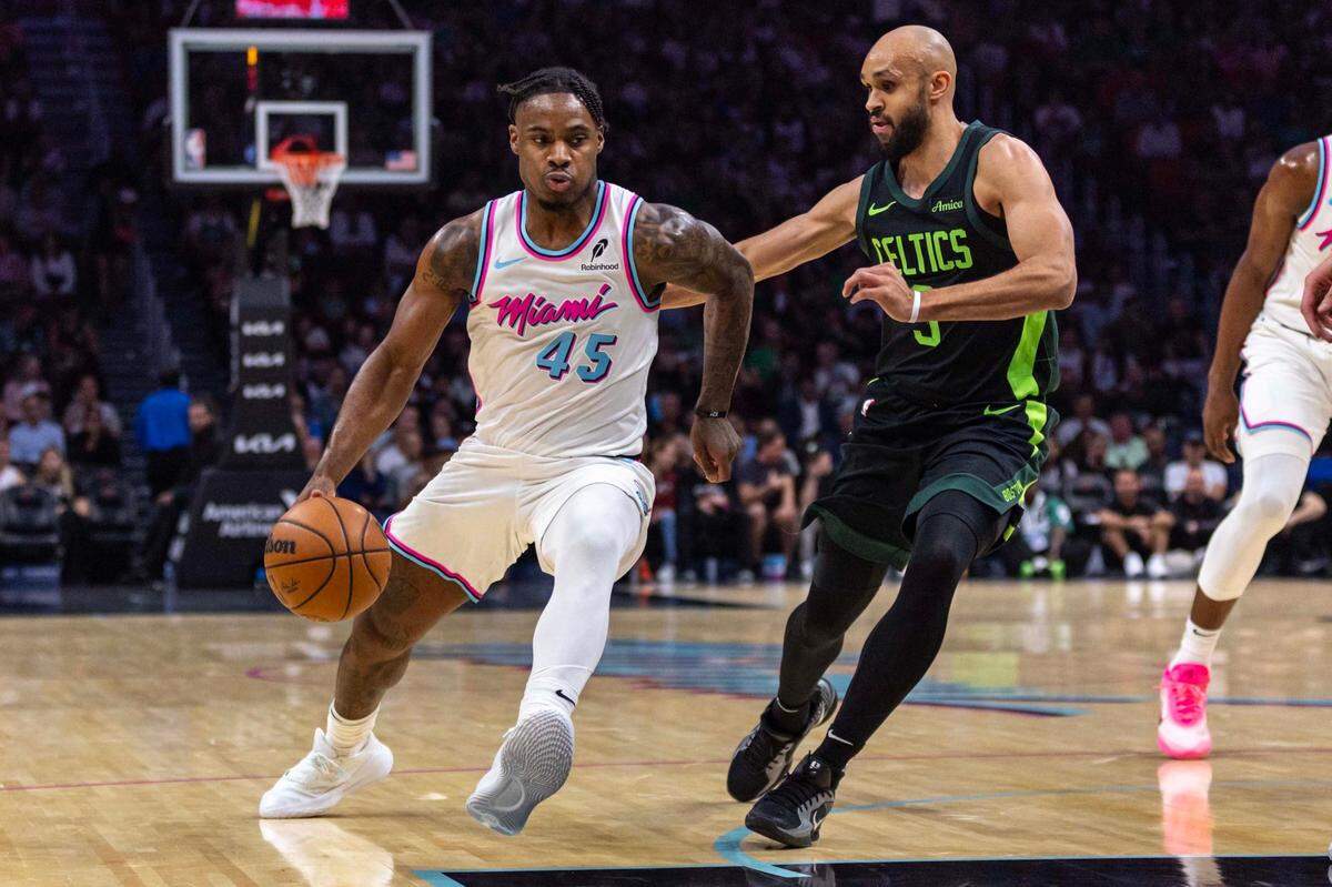 El jugador del Heat Davion Mitchell (45) trata de pasar la marca de Derrick White, de los Celtics de Boston, en el partido celebrado el 10 de febrero de 2025 en Miami.
