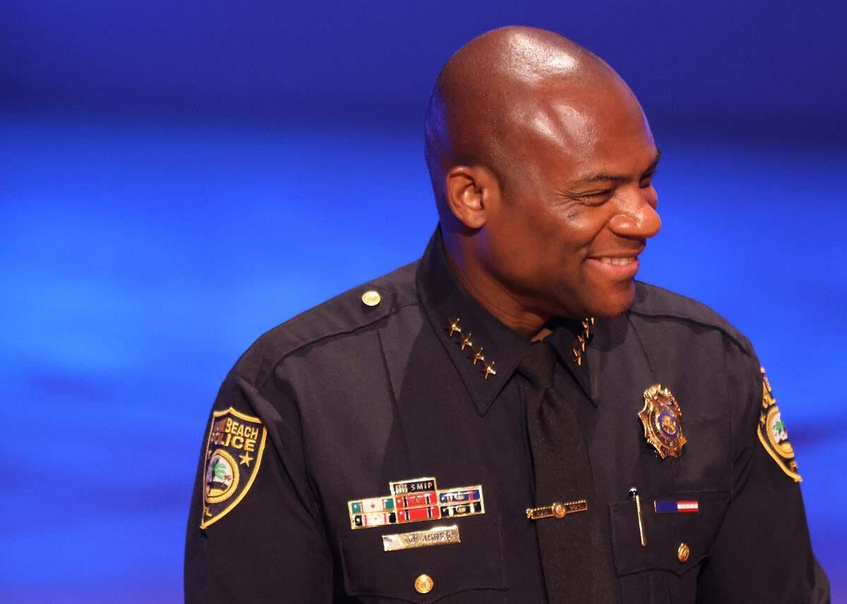 Wayne Jones presta juramento como jefe de la Policía de Miami Beach el 31 de agosto de 2023.