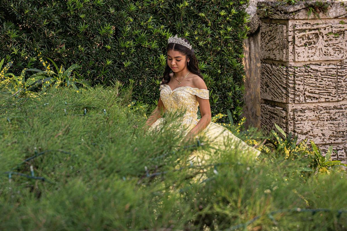 Las quinceañeras que se retratan en los jardines del Vizcaya contribuyen a la magia de esta mansión al estilo de una villa italiana en Miami.