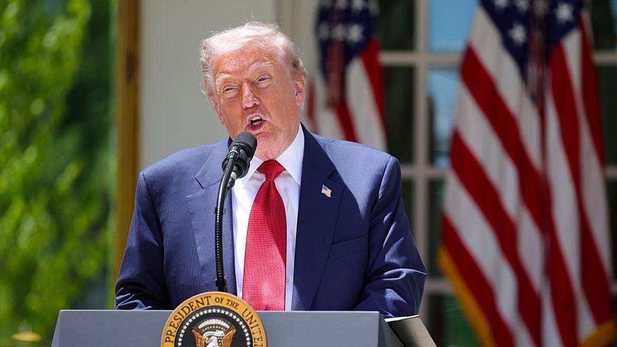 El presidente de los Estados Unidos, Donald Trump, pronuncia unas palabras durante un almuerzo con motivo del Día de la Madre en el Jardín de las Rosas de la Casa Blanca, el 8 de mayo de 2026, en Washington, DC. Trump, aseguró este viernes que sus homólogos de Rusia y Ucrania, Vladímir Putin y Volodímir Zelenski, han acordado, a petición suya, un alto el fuego entre el 9 y el 11 de mayo que incluye suspender todo ataque y un intercambio de mil prisioneros de cada país.