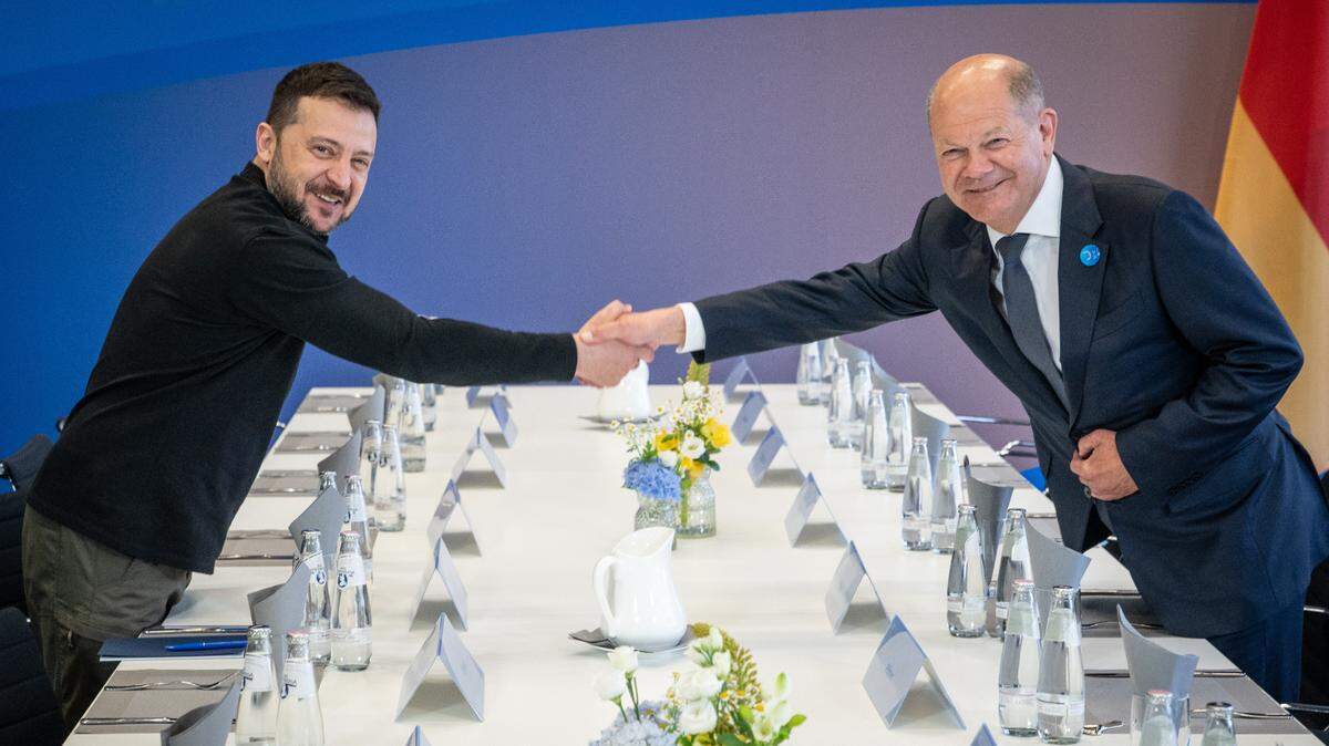 El presidente ucraniano Volodimir Zelenski (izq.) saluda al Canciller de Alemania Olaf Scholz en una reunión bilateral el 11 de junio de 2024 en Berlín.