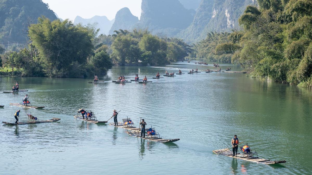 Balsas de bambú en la ciudad de Guilin, región autónoma de Guangxi, en el sur de China, el 10 de febrero de 2024.
