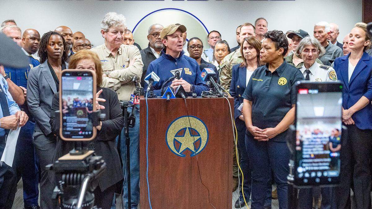El gobernador de Louisiana, Jeff Landry, hablando en una rueda de prensa el Día de Año Nuevo tras el ataque terrorista en Bourbon Street, el miércoles 1 de enero de 2025.