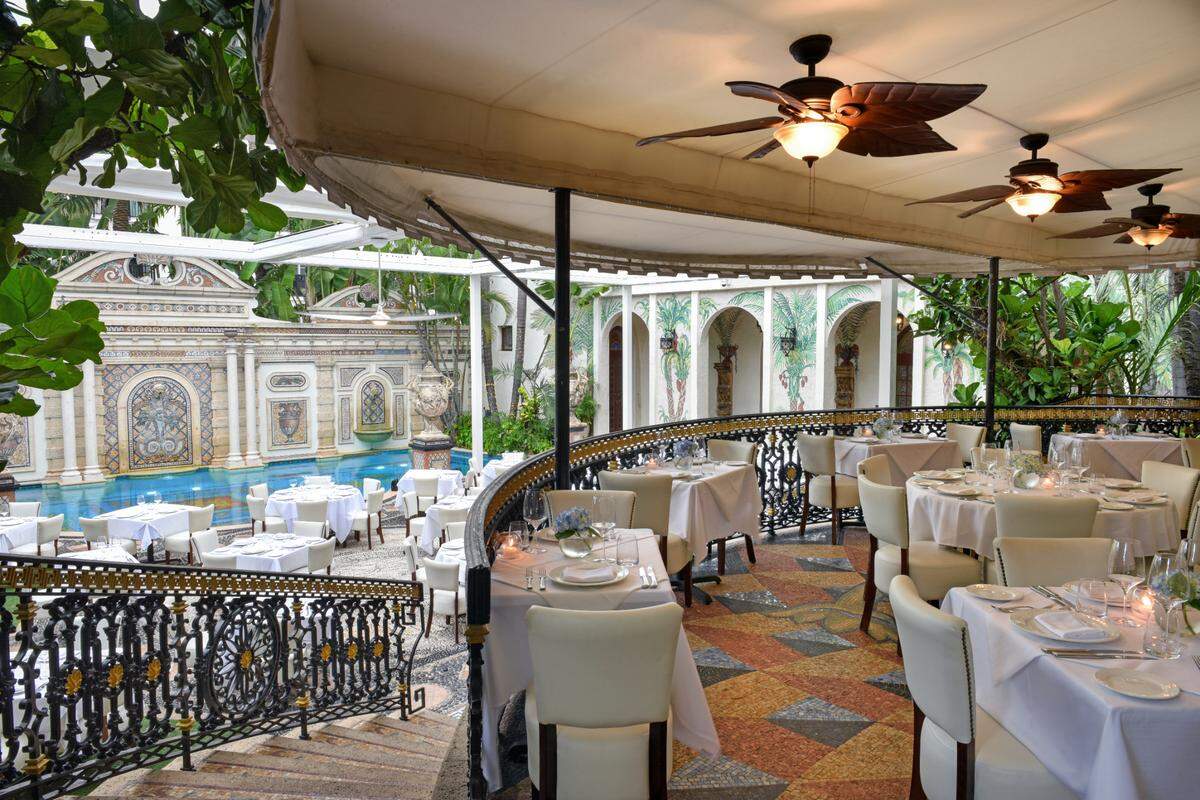 Gianni’s, el icónico restaurante de Villa Casa Casuarina, la antigua mansión Versace en Miami Beach ofrece almuerzos, de 12 a 4 p.m. y cenas a la carta, de 5 a 10:30 p.m., en varios de sus espectaculares comedores.