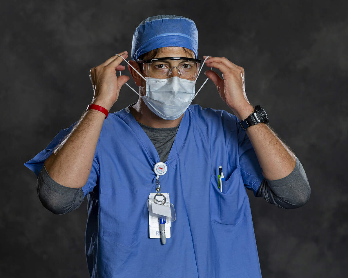 Joshua Fletcher, enfermero registrado, Unidad de Cuidados Intensivos, Broward Health Medical Center.