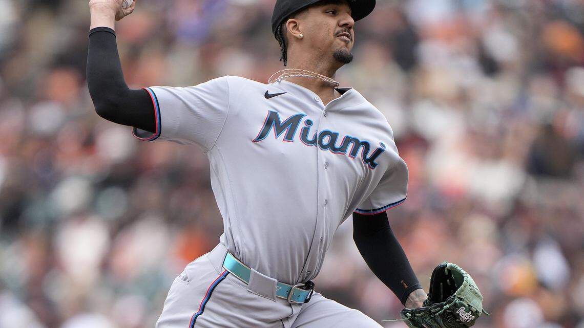 Eury Pérez, #39 de los Miami Marlins, lanza contra los San Francisco Giants en la parte baja de la primera entrada en el Oracle Park, el 25 de abril de 2026 en San Francisco, California.