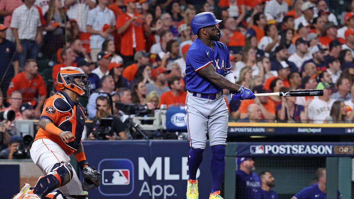 El jardinero de los Rangers de Texas Adolis García pega un jonrón con bases llenas en el noveno inning ante los Astros, en el sexto partido de la Serie de Campeonato de la Liga Americana, celebrado el 22 de octubre de 2023 en Houston.