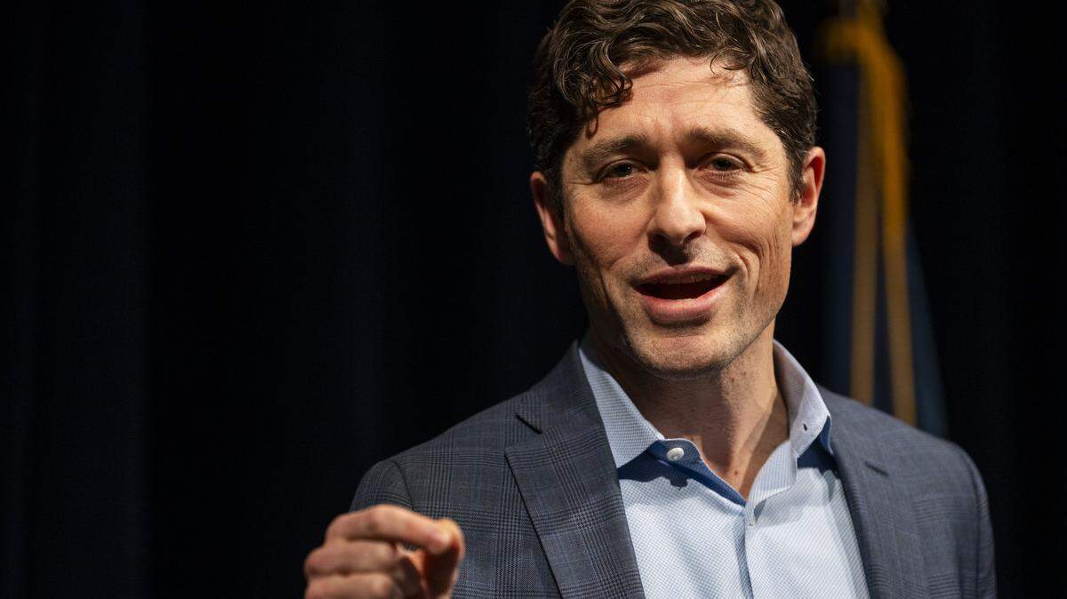El alcalde de Mineápolis, Jacob Frey, habla durante una conferencia de prensa el 22 de enero de 2026 en Mineápolis, Minnesota.