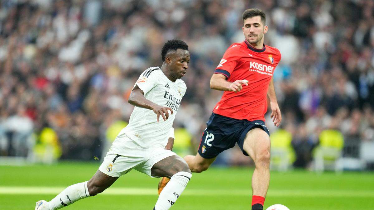 El Real Madrid aparcó al menos provisionalmente la crisis provocada por los malos resultados con una goleada 4-0 a Osasuna el sábado, en la que Vinicius (izq.) marcó un triplete y Rodrygo, Militao y Lucas Vázquez acabaron lesionados.