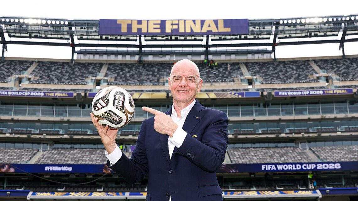 Nuevo diseño con el mismo sensor polémico. Así es Trionda Final, el balón para los últimos 4 juegos del Mundial