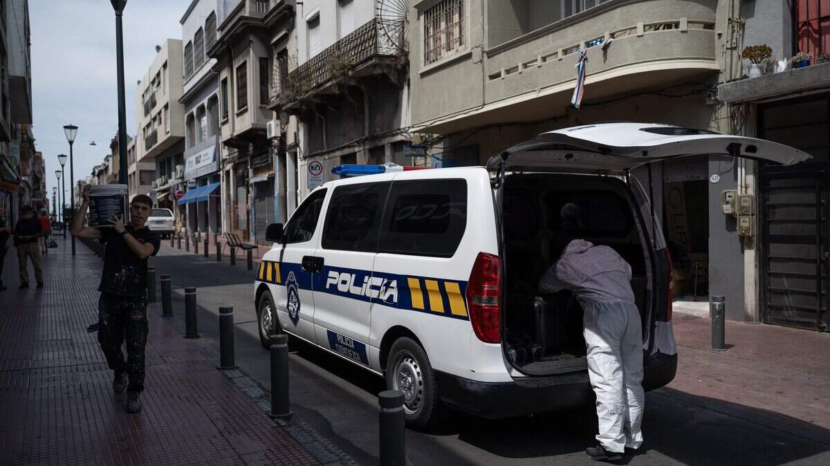 Policías forenses trabajan en un comercio un día después de que la policía frustrara un intento de robo a un banco, en el que los delincuentes habían excavado un túnel desde una tienda hasta el sistema de alcantarillado, desde donde planeaban ingresar a la entidad financiera, en Montevideo, el 3 de febrero de 2026.