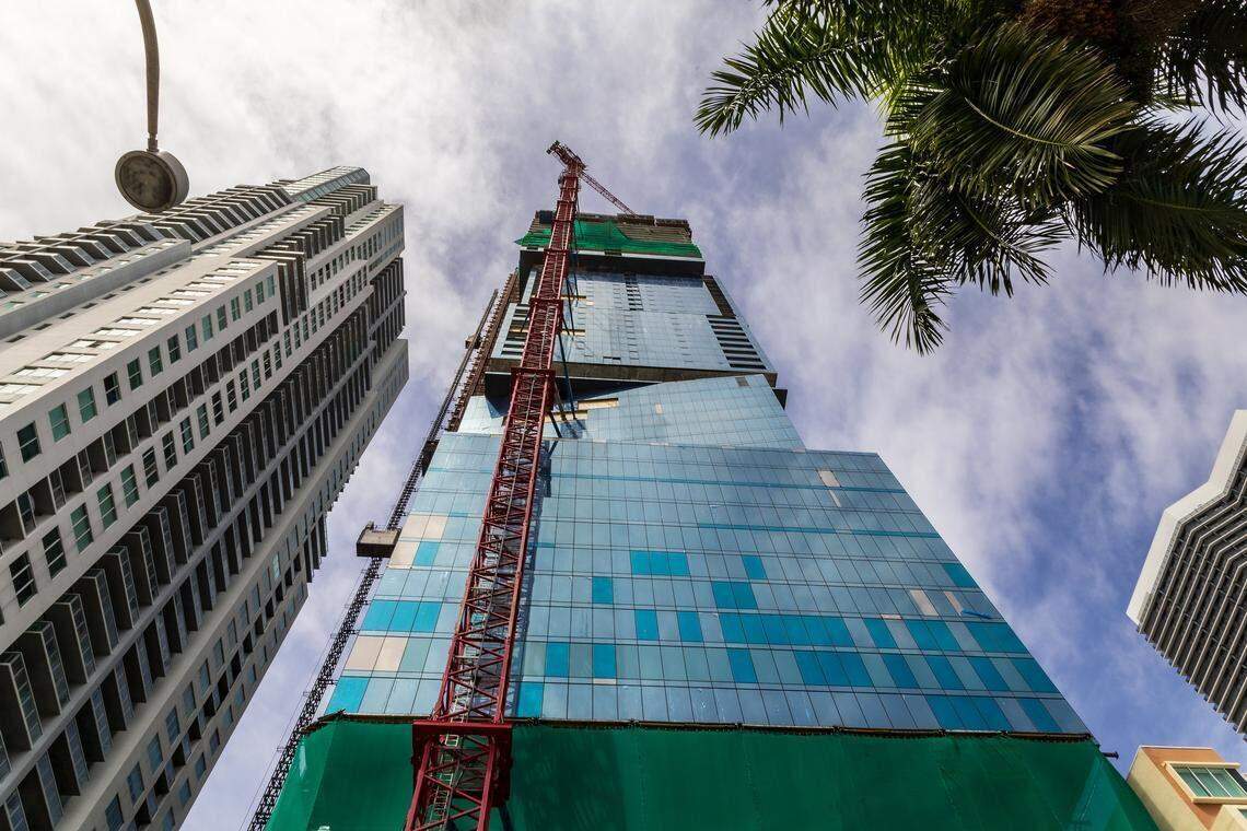 Vista del Waldorf Astoria Hotel and Residences —al centro—, un rascacielos superalto en construcción en el 300 de Biscayne Boulevard, en el centro de Miami.