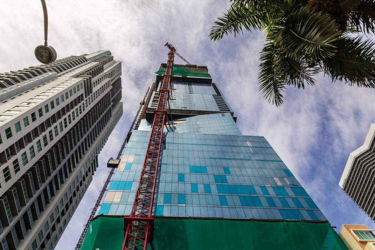Vista del Waldorf Astoria Hotel and Residences —al centro—, un rascacielos superalto en construcción en el 300 de Biscayne Boulevard, en el centro de Miami.
