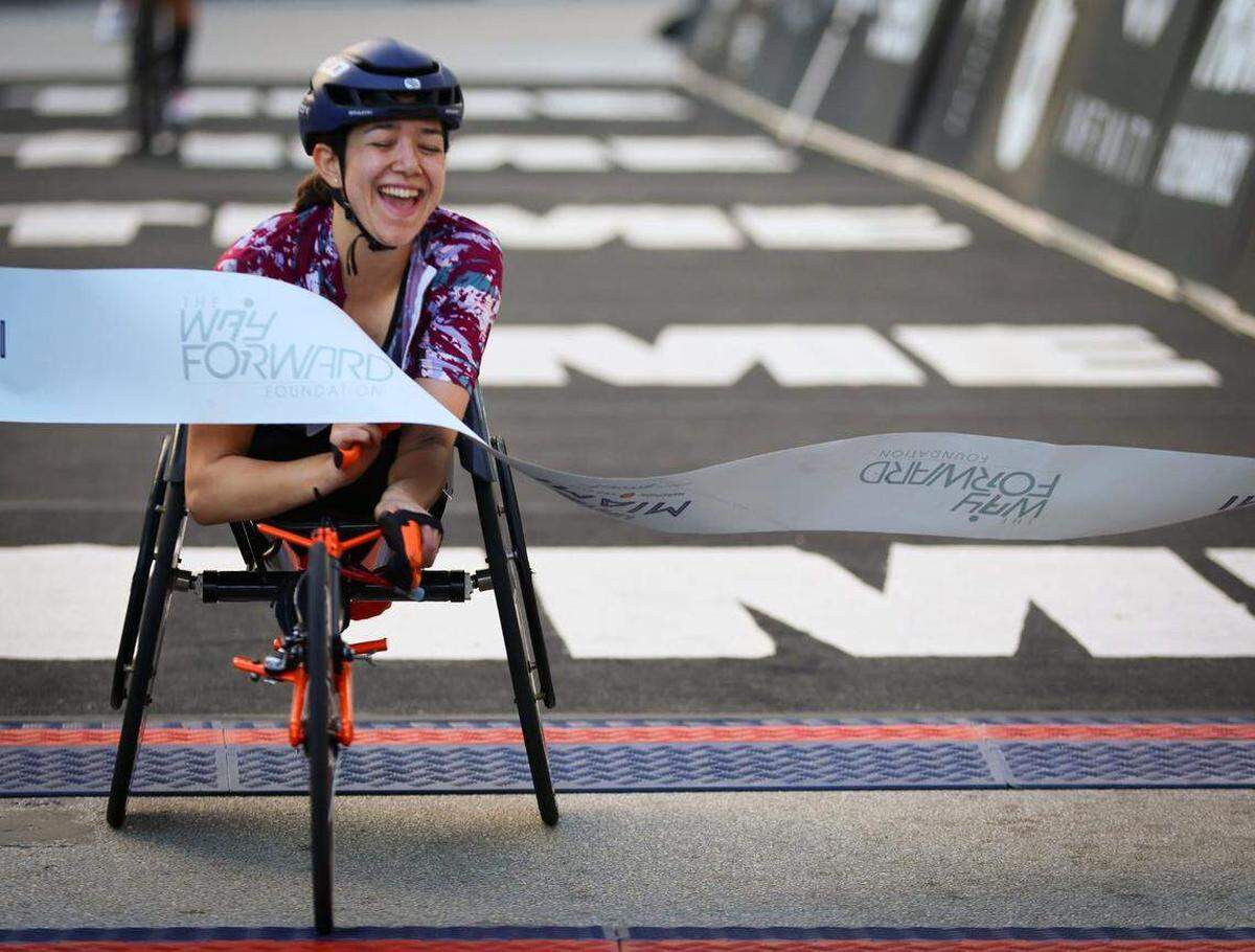 Emi Perry sonríe al cruzar la meta del Maratón y Medio Maratón Life Time Miami de 2025 en que más de 18,000 atletas y corredores participaron el 2 de febrero de 2024, en el downtown de Miami, Florida.