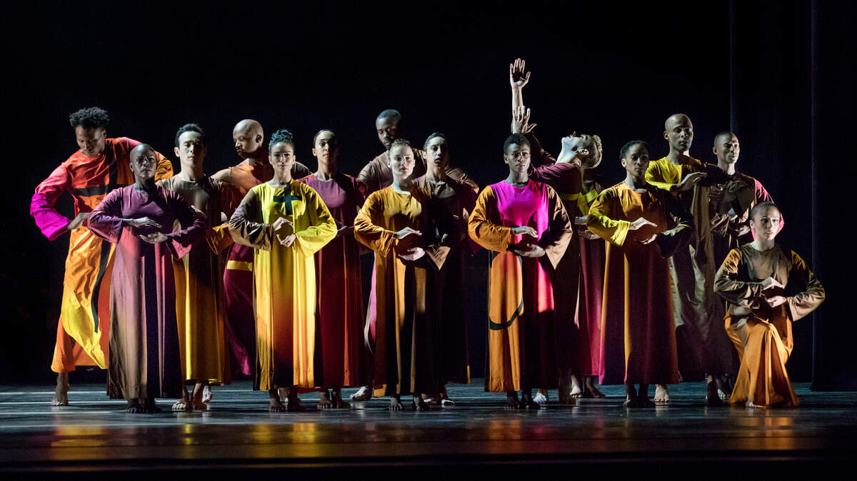 Alvin Ailey American Dance Theater en “Mass” de Robert Battle.