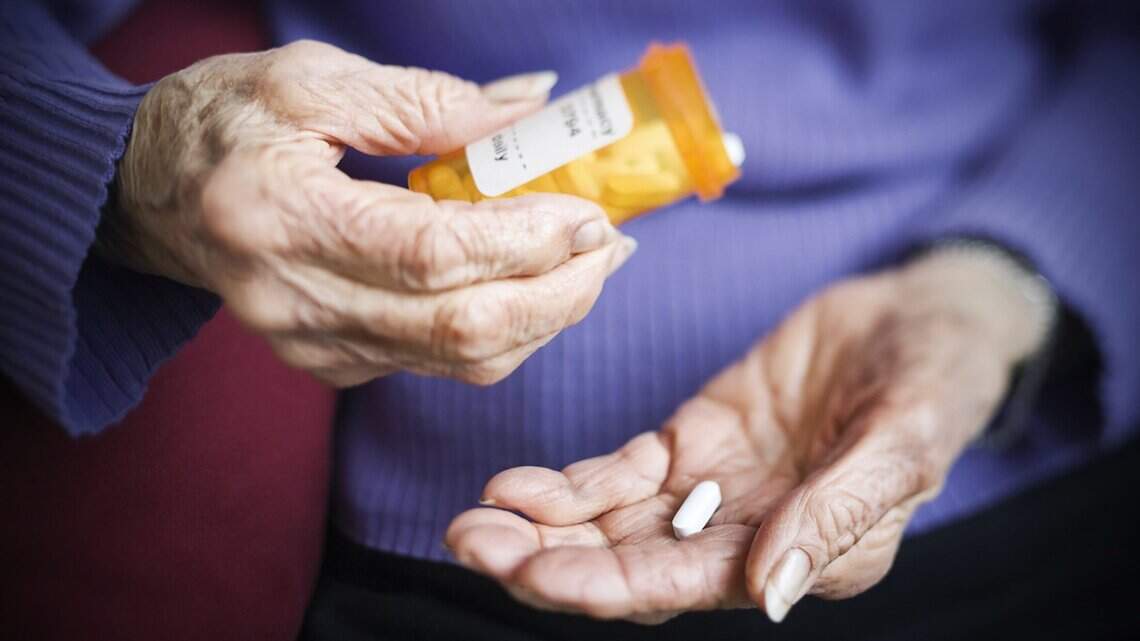 Beneficiarios de Medicare gastarán menos en medicamentos en 2025