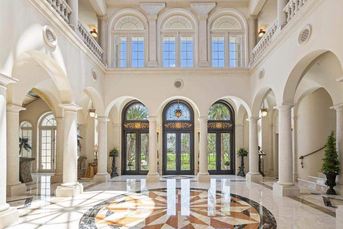 El interior de una mansión de $30.3 millones en Longboat Key, Sarasota, que batió récords. Se vendió en julio de 2025.