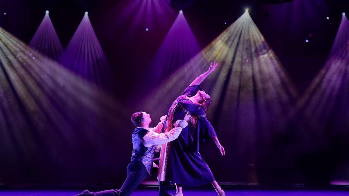 Hunter Hoffman y Julia Faris, de Dance NOW! Miami, en el dúo de amor de “Havisham!”, de Hannah Baumgarten.