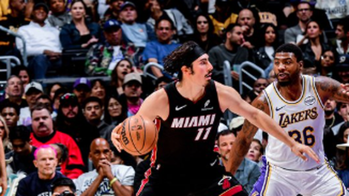 El jugador del Heat Jaime Jáquez Jr. (izq.) trata de pasar la marca de Marcus Smart, de los Lakers, en el partido de la NBA celebrado el 2 de noviembre de 2025 en la Crypto.com Arena en Los Angeles.