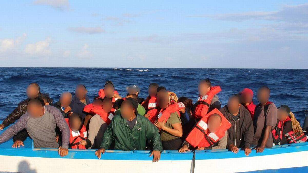 Según el Servicio Guardacostas, el foto que aparece en la foto trataba de introducir de contrabando personas y drogas a Estados Unidos.