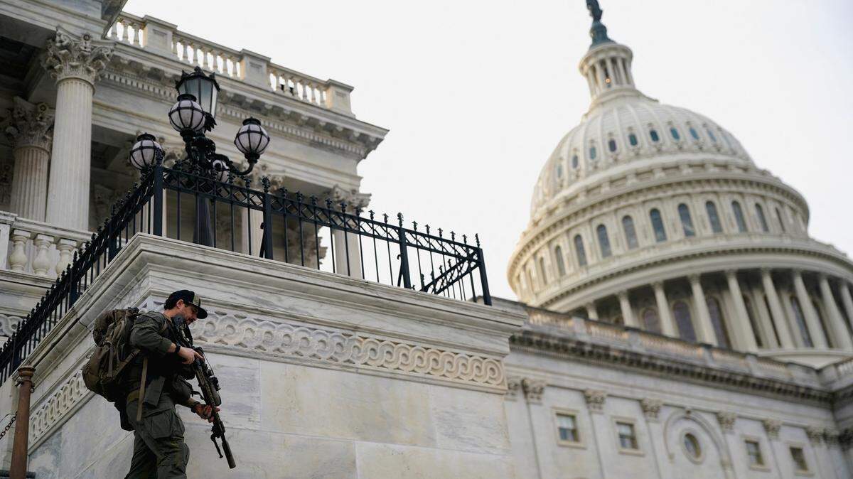 Un miembro de la policía del Capitolio de Estados Unidos patrulla tras una votación en la Cámara de Representantes sobre una resolución bipartidista sobre poderes de guerra destinada a detener la campaña militar contra Irán, en Capitol Hill, en Washington, DC, 5 de marzo de 2026.