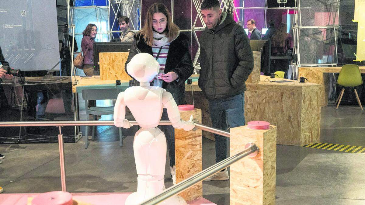 La inteligencia artificial puede entenderse como la creación y diseño de elementos capaces de razonar por sí mismos basados en la inteligencia humana.