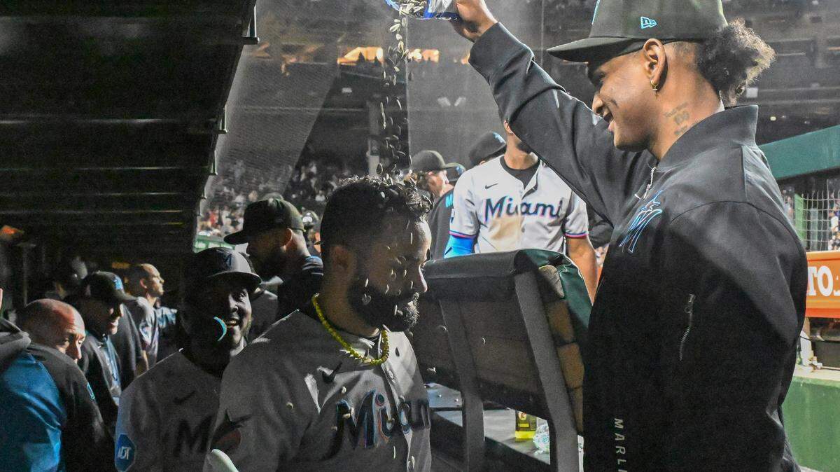 El jardinero de los Marlins de Miami Derek Hill recibe semillas en la cabeza de parte del pitcher Edward Cabrera tras pegar un jonrón en el séptimo inning en el partido ante los Cachorros, celebrado el 12 de mayo de 2025 en Chicago.