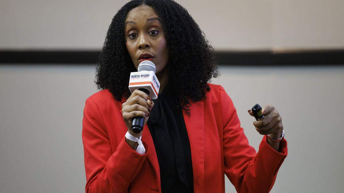 La Dra. Alexia Rolle hace una presentación sobre ‘Caminos alternativos al éxito’ durante la Cumbre Empresarial Teach to Fish, el martes 14 de octubre de 2025, en el Centro de Conferencias Kovens en North Miami Beach, Florida.