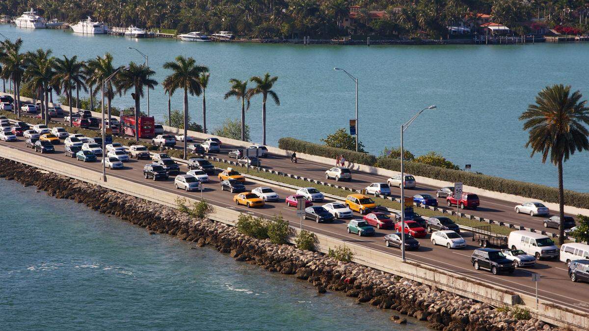 Foto de archivo de un atasco de tráfico en Miami Beach en 2012.