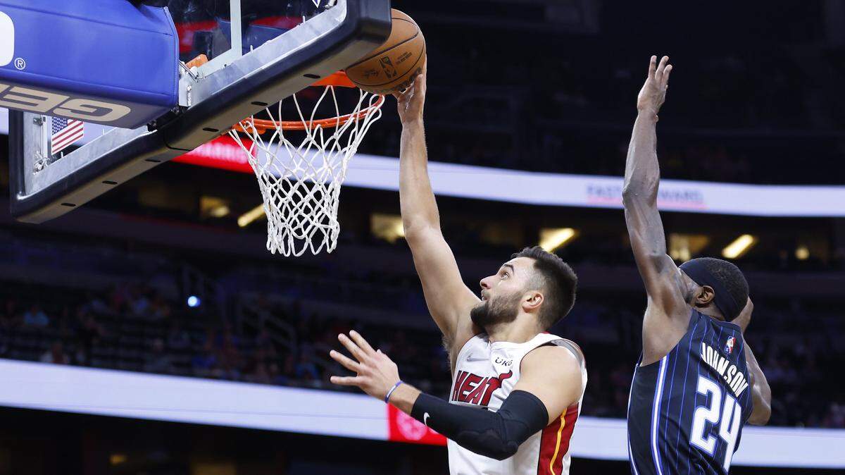 Max Strus # 31 del Miami Heat dispara contra BJ Johnson # 24 del Orlando Magic durante la primera mitad en el Amway Center el 17 de diciembre de 2021 en Orlando.