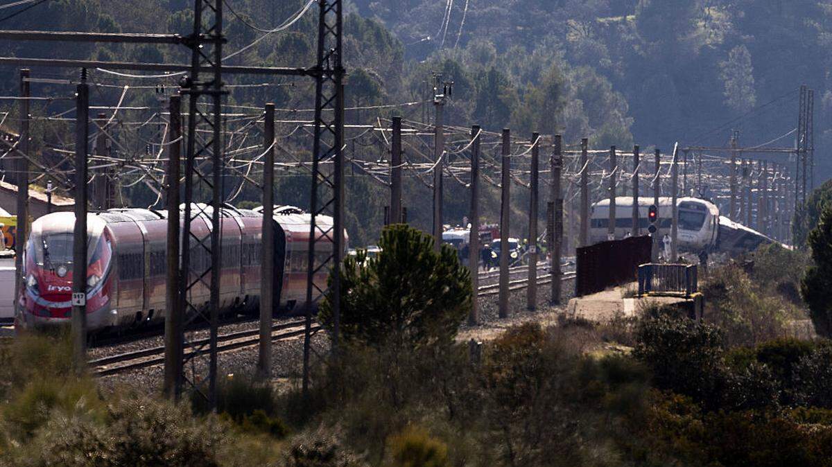 Los servicios de emergencia trabajan en el lugar del accidente ferroviario ocurrido el lunes 19 de enero de 2026, tras la colisión de trenes de domingo en Adamuz, España. Las autoridades informaron que al menos 39 personas murieron y más de 150 resultaron heridas cuando un tren chocó con otro que se había descarrilado en la tarde del domingo 18 de enero.