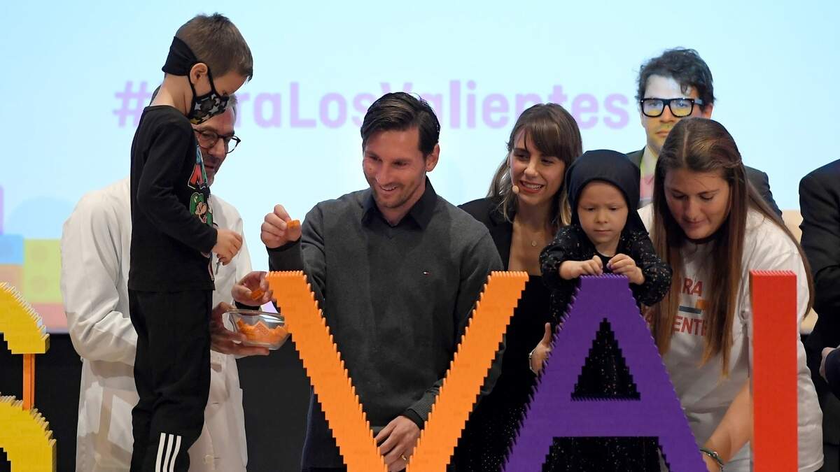 El astro del Barcelona Leo Messi (centro) participa con dos niños juntando piezas en un gigante Lego durante el acto de colocación de la primera piedra del futuro Pediatric Cancer Center Barcelona, del Hospital Sant Joan de Déu, para el que una decena de fundaciones, entre ellas la del propio jugador, han ayudado a recaudar 27 millones de euros.