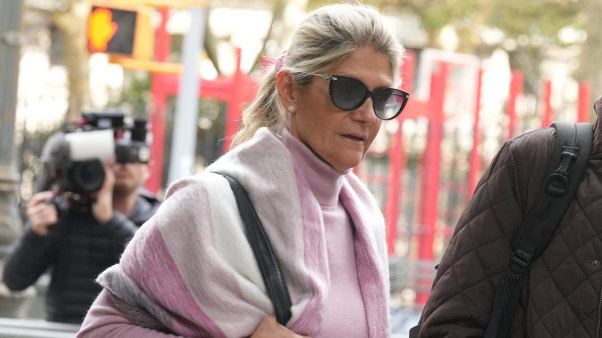 Nadine Menéndez, esposa del senador Robert Menéndez, ingresa al Tribunal Federal en el sur de Manhattan para una audiencia por cargos de corrupción el 8 de octubre de 2023 en Manhattan, NY.